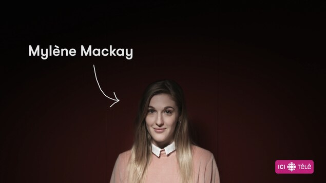 La comédienne Mylène Mackay sur fond rouge