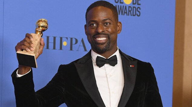 Sterling K. Brown tient fièrement son Golden Globe. Sterling K. Brown tient fièrement son Golden Globe.