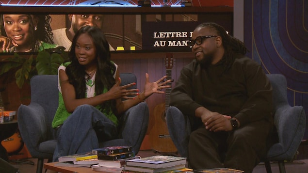 Schelby Jean-Baptiste et Eddy King prennent place dans un fauteuil sur le plateau d'On va se le dire.