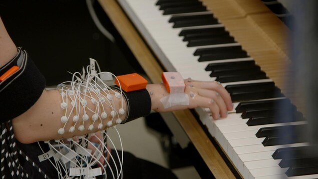 Une pianiste porte des capteurs dans le cadre d'une recherche en biomecanique.