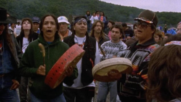 Un groupe d'Autochtones avec des tambours.