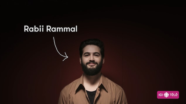 L'animateur Rabii Rammal, sur fond rouge