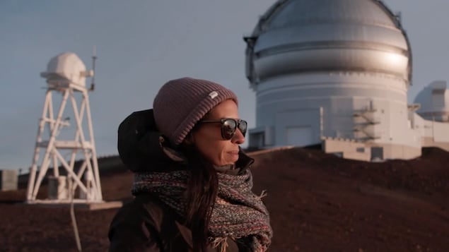 Rebecca Makonnen dans un paysage d'observatoire.