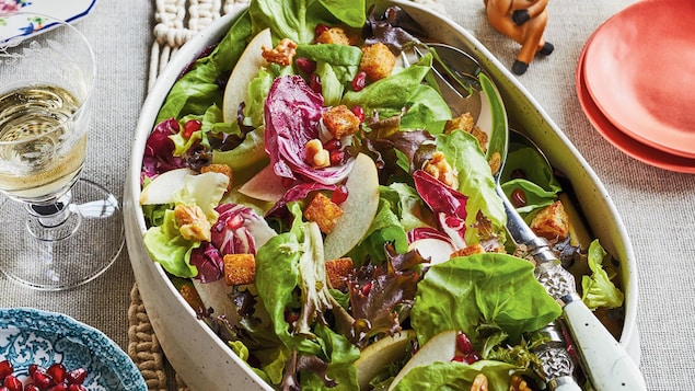 Un grand bol de salade sur une table.