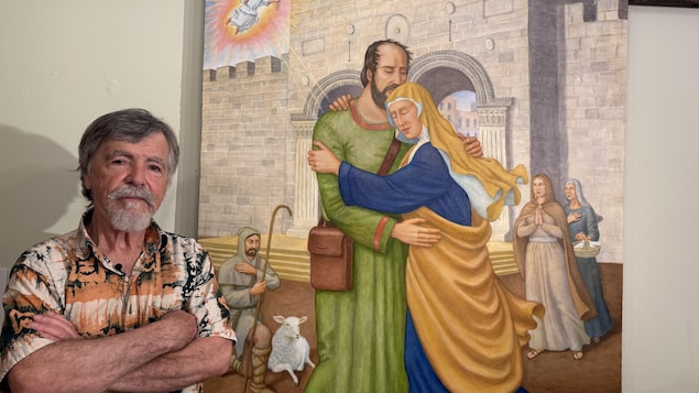 Robert Freynet devant une fresque.