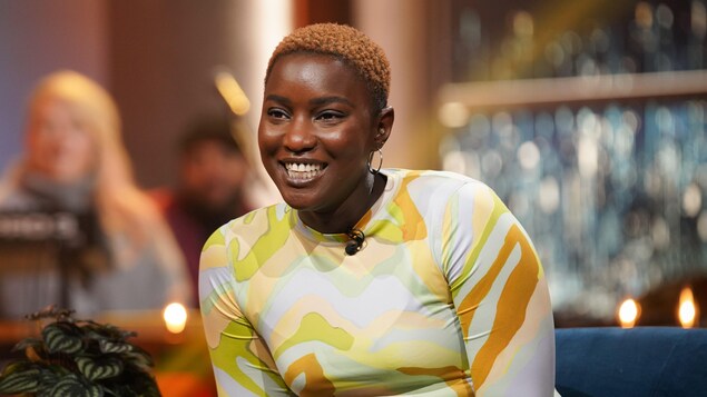 Sarahmée souriante.