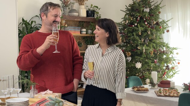 Rémi-Pierre Paquin et Geneviève O’Gleman sont face à face et ont un verre de bulles à la main.