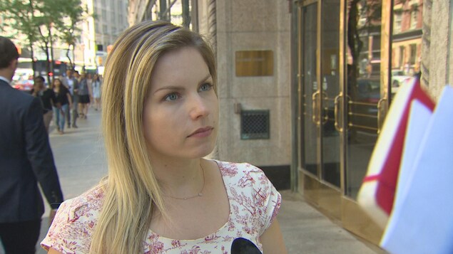 Stéphanie Chouinard, professeure adjointe au Département de sciences politiques du Collège militaire royal du Canada, en entrevue devant les bureaux de TFO. Stéphanie Chouinard, professeure adjointe au Département de sciences politiques du Collège militaire royal du Canada, en entrevue devant les bureaux de TFO.