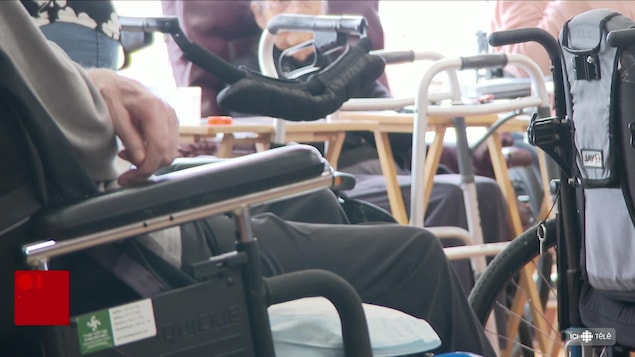 Des aînés en fauteuil roulant.