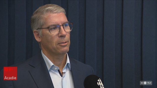 Francis Sonier sur fond neutre.