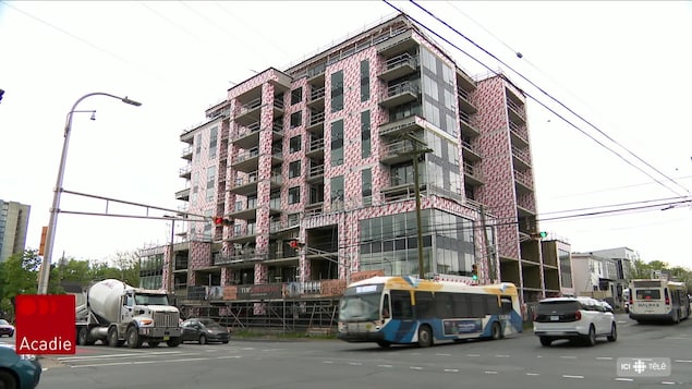 Un immeuble en construction.
