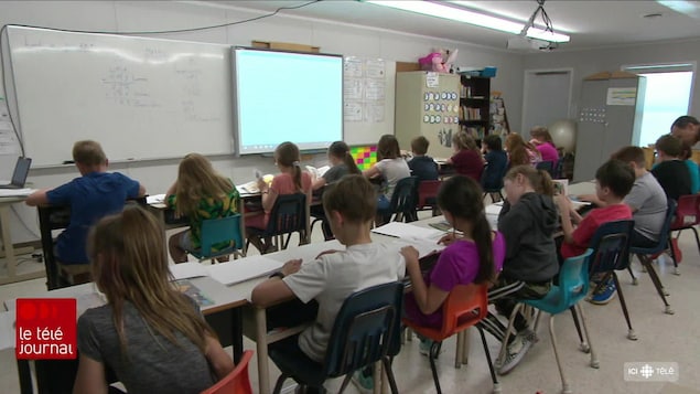 Des élèves dans une salle de classe.