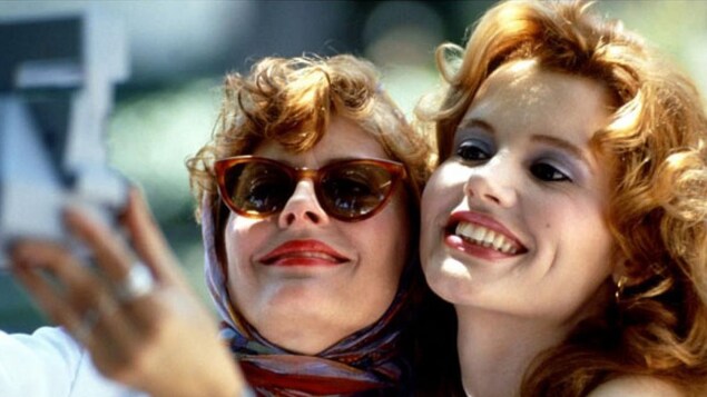 Deux femmes (Susan Sarandon et Geena Davis), l'une contre l'autre, souriant.