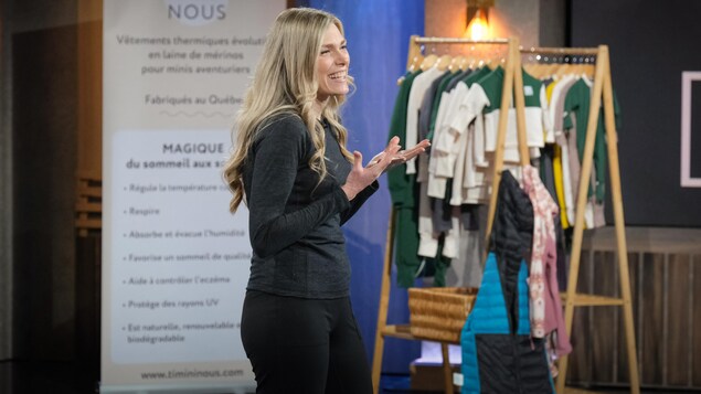 Une femme présente son entreprise.