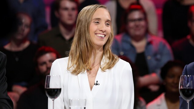 La cinéaste du film « Chien de garde », Sophie Dupuis, sourit sur le plateau de l'émission « Tout le monde en parle ». La cinéaste du film « Chien de garde », Sophie Dupuis, sourit sur le plateau de l'émission « Tout le monde en parle ».