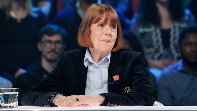 Gisèle Pelicot est assise dans le studio.