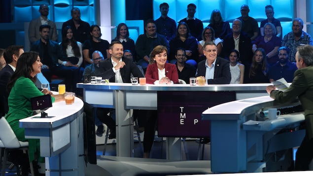 Ruba Ghazal, Charles Milliard, Paul St-Pierre Plamondon,  Christine Fréchette et Éric Duhaime dans le studio.