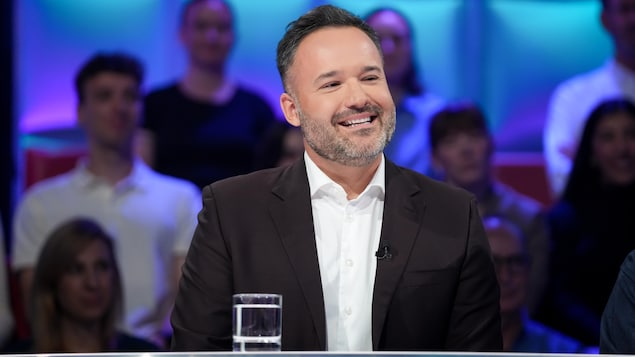 Mathieu Lacombe est assis dans le studio.