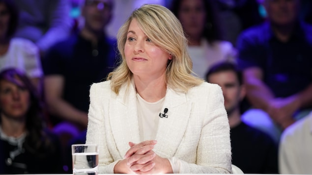 Mélanie Joly est assise dans le studio.