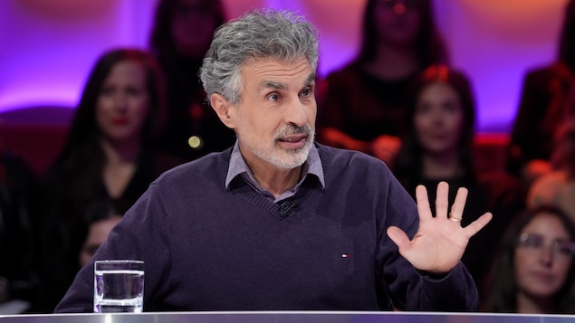 Yoshua Bengio est assis dans le studio.