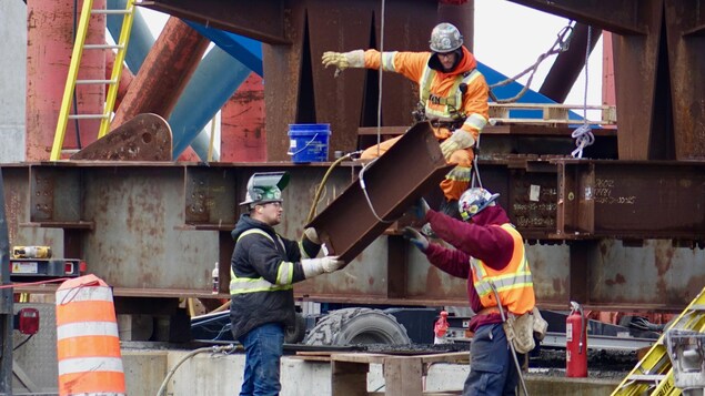 Des travailleurs sur un chantier de construction