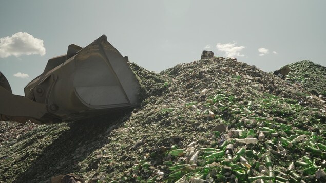 Immense montagne de verre en voie d'être recyclé.