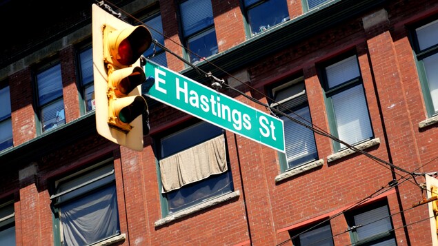 Un panneau qui indique le nom de la rue E Hastings St.