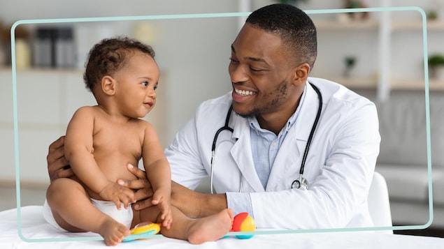 Un médecin et un petit enfant en examen médical.