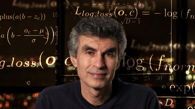 Photo de Yoshua Bengio avec des formules mathématiques en arrière-plan.