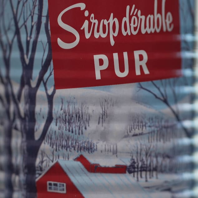Image en gros plan d'une canne de conserve de sirop d'érable où c'est indiqué "pur".