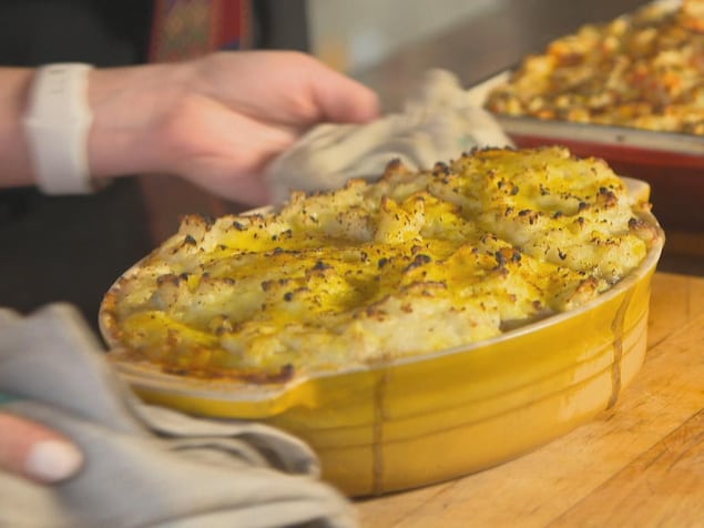 Deux plats différents de pâté chinois.