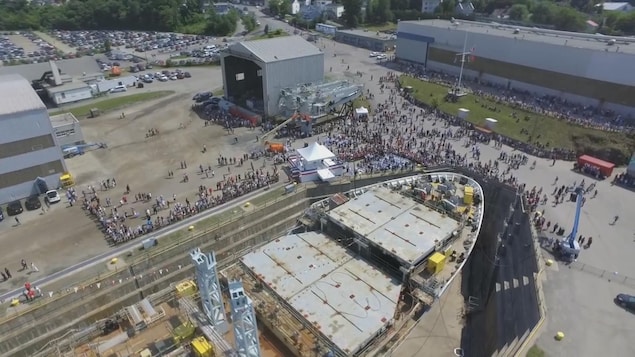 Plan aérien du bateau sur lequel des travaux sont menés. Plan aérien du bateau sur lequel des travaux sont menés.
