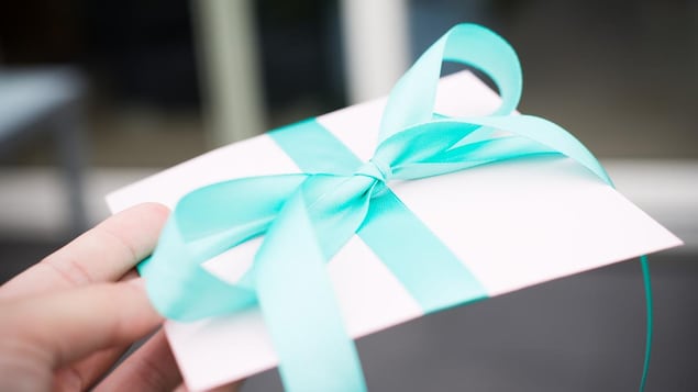 Un chèque-cadeau entouré d'un ruban.