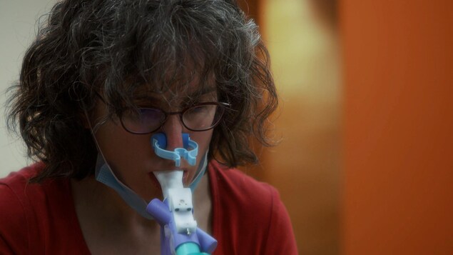 Une femme est branchée sur un appareil respiratoire.