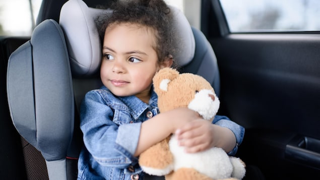 Elle tient son ours en peluche