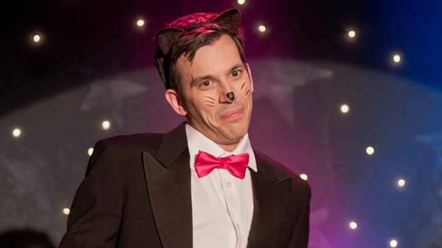 Sur la scène du cabaret, Daniel Coutu est maquillé comme un chat.