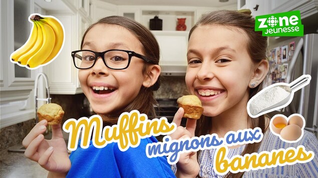 Alys et Mélia sourient dans la cuisine, elles préparent des muffins