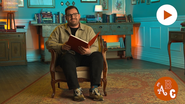 Un homme, qui tient un livre ouvert, est assis dans une chaise sur un tapis, devant un décor rempli de lampes, de livres et de cadres. Le logo de la série l'ABC et le bouton Jouer sont à droite.
