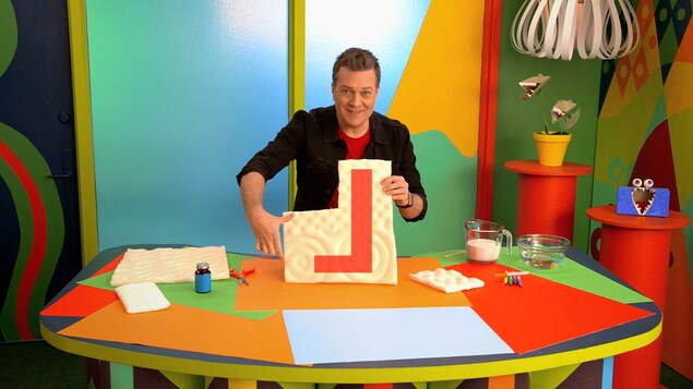 L'animateur fait un bricolage pour les enfants