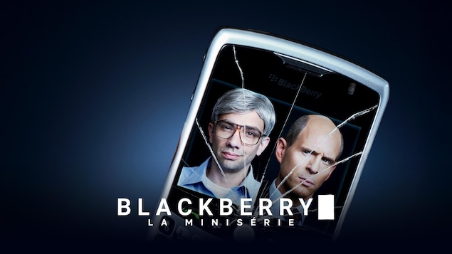 Sur un appareil Blackberry à l'écran fissuré, le visage de deux hommes affichant confiance et méfiance apparaît.