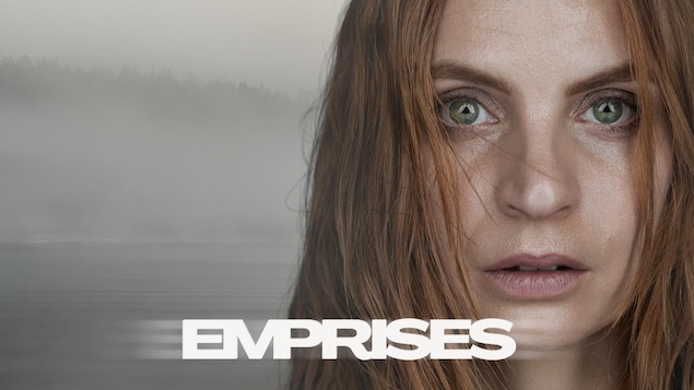 Devant un lac nappé de brouillard, le visage d'une femme aux yeux vitreux regarde la caméra.