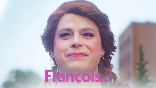 Sous un ciel pastel François, sous l'identité de Françoise, esquisse un léger sourire.