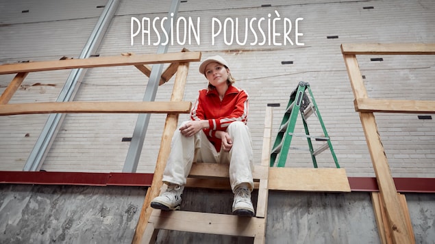 Assise sur un balcon en construction, Sarah-Jeanne Labrosse esquisse un sourire en coin.