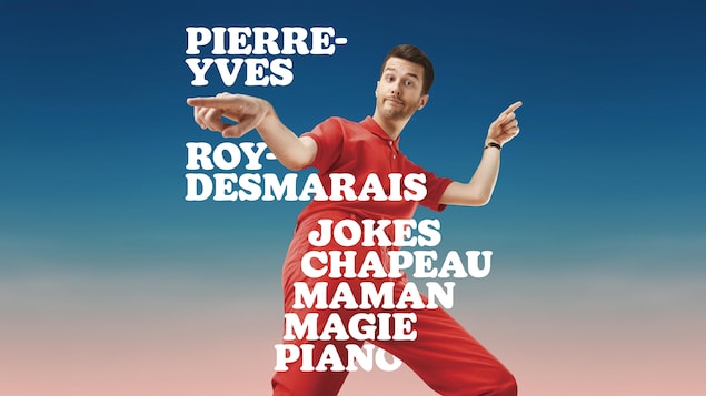 Fond bleu dégradant vers le rose. Pierre-Yves Roy-Desmarais, vêtus de rouge, pointe vers deux directions différentes.