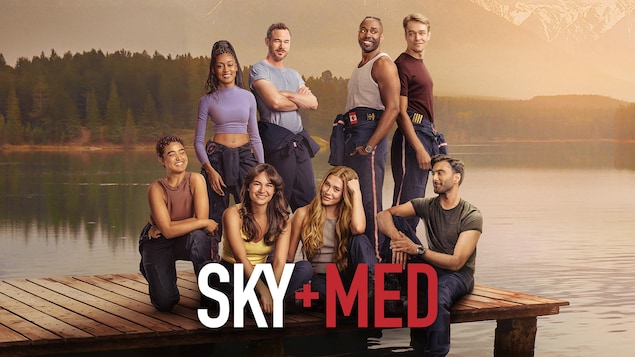 Sur un quai au milieu de la forêt, un groupe d'infirmières et de pilotes d’ambulances aériennes affichent de grands sourire.