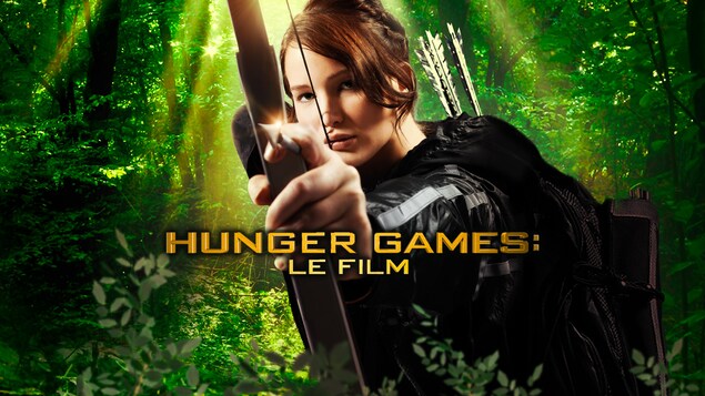 Katniss Everdeen se porte volontaire pour prendre la place de sa jeune sœur aux Hunger Games, une compétition télévisée au cours de laquelle deux adolescents de chacun des douze districts de Panem sont choisis au hasard pour se battre jusqu'à la mort.