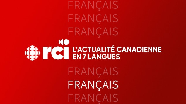 Les mots «RCi», «Radio Canada Internation» et «français» sont apparaissent autour du logo de Radio-Canada, qui ressemble à une sphère qui se décompose alors qu'elle s'élargit en onde radiophonique.