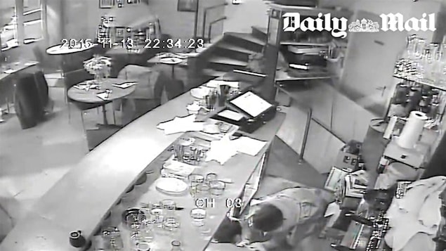 Images de vidéosurveillance d'un café ciblé lors des attentats de Paris