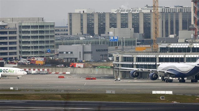 Les services d'urgence se trouvent à l'aéroport de Bruxelles-Zaventem après que deux explosions se soient produites.