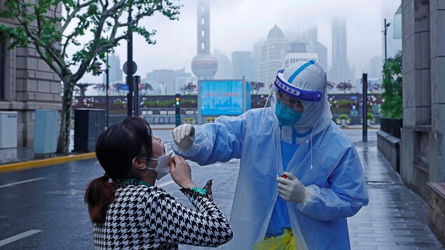 À Shanghai, en Chine, les gens sont confinés depuis plus d’un mois à cause d’une politique « zéro COVID » excessivement stricte. 